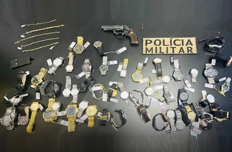 Diversos rel&oacute;gios e joias foram recuperados ap&oacute;s assalto em Presidente Get&uacute;lio – Foto: Pol&iacute;cia Militar/Divulga&ccedil;&atilde;o/ND