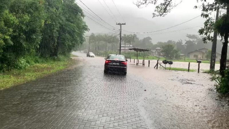 Joinville teve ruas alagadas ap&oacute;s fortes chuvas neste domingo (12) – Foto: Internet/Reprodu&ccedil;&atilde;o/ND