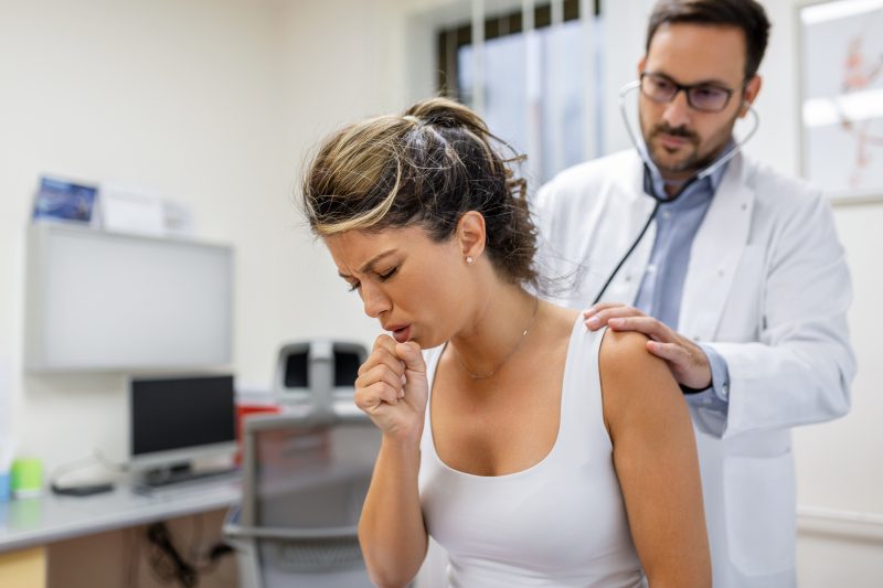 na imagem mulher aparece sendo examinada após ter tosse