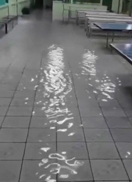 Imagens mostram &aacute;gua invadindo a Escola Heriberto M&uuml;ller na noite desta quarta-feira (29) em Blumenau – Foto: Redes Sociais/Divulga&ccedil;&atilde;o/ND