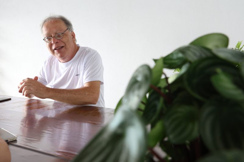 Luiz Carlos lembra as hist&oacute;rias do bairro Floresta em meio a sorrisos – Foto: Carlos Jr/ND