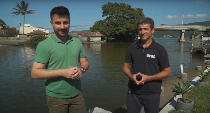 Jornalista Luan Vosnhak com o bi&oacute;logo e ec&oacute;logo Paulo Horta na Lagoa da Concei&ccedil;&atilde;o – Foto: Reprodu&ccedil;&atilde;o NDTV RecordTV