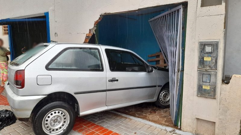 Motorista de caminhão morre em tombamento de veículo em Galvão