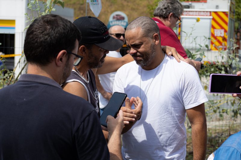 Bruno Bride sendo aparado por amigos na porta da creche &mdash; Foto: Vinicius Bretzke/Eduardo Fronza/Reprodu&ccedil;&atilde;o/ND