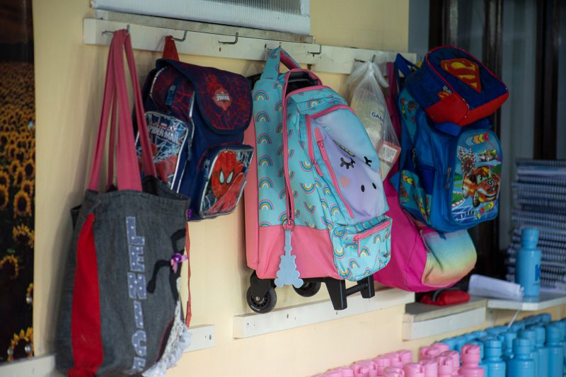 Imagem ilustrativa mostra mochilas penduradas