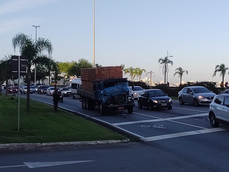 Dois acidentes na Avenida Beira-Mar Norte complicam o tr&acirc;nsito nesta manh&atilde; de segunda-feira. – Foto: Paulo Mueller/Divulga&ccedil;&atilde;o/ND