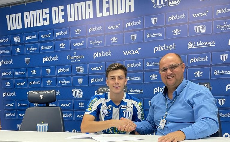 Lucas Marcon assina contrato como atleta profissional do Ava&iacute;. Na foto, ao lado de Fabiano Pierri, Coordenador da Base do Ava&iacute;. – Foto: Paulo Oliveira/Ava&iacute; FC
