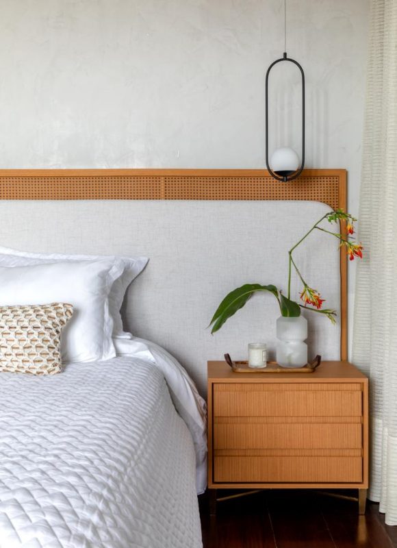 A marcenaria sob medida foi desenvolvida pela AGM M&oacute;veis, @agmmoveiss. Simplicidade e boas escolhas para o design mobili&aacute;rio. Na cabeceira, a valoriza&ccedil;&atilde;o das plantas do jardim. Contato: (48) 3632-2858. – Foto: Juliana Loffi/Divulga&ccedil;&atilde;o