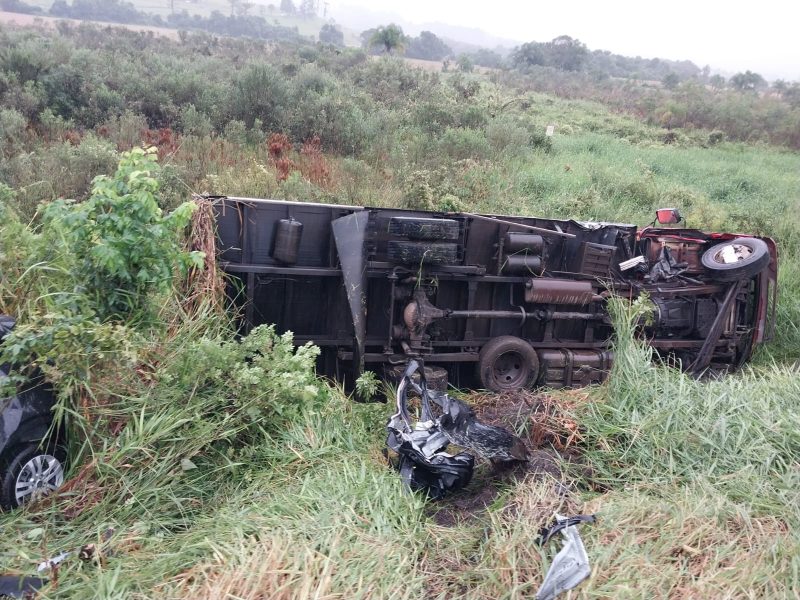 Acidente envolvendo caminh&atilde;o e dois carros deixa uma pessoa gravemente ferida na BR-470 – Foto: Corpo de Bombeiros Militar/Reprodu&ccedil;&atilde;o/ND