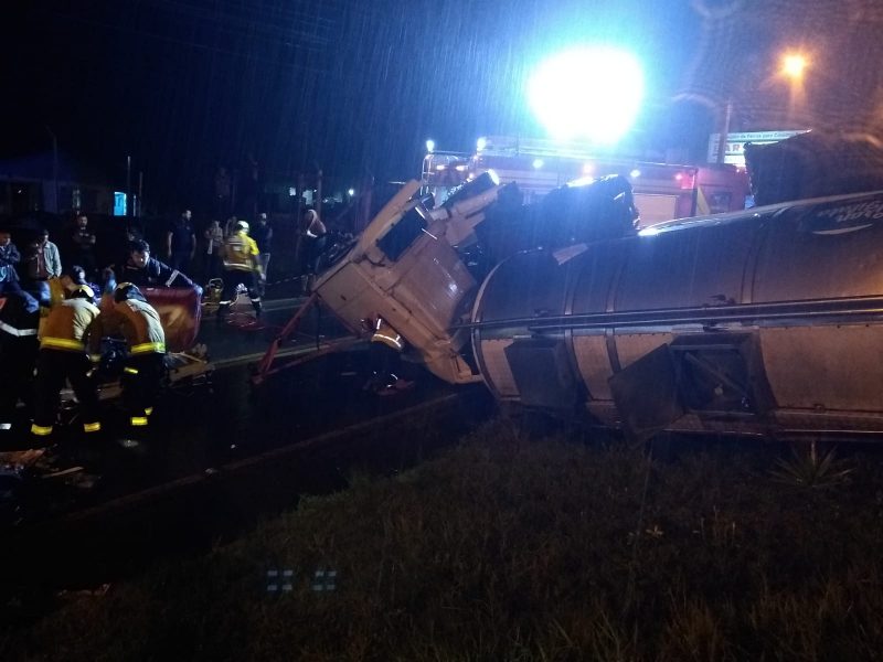 Segundo os bombeiros, a condutora do caminhão estava consciente no momento do resgate &#8211; Foto: Bombeiros/Divulgação/ND