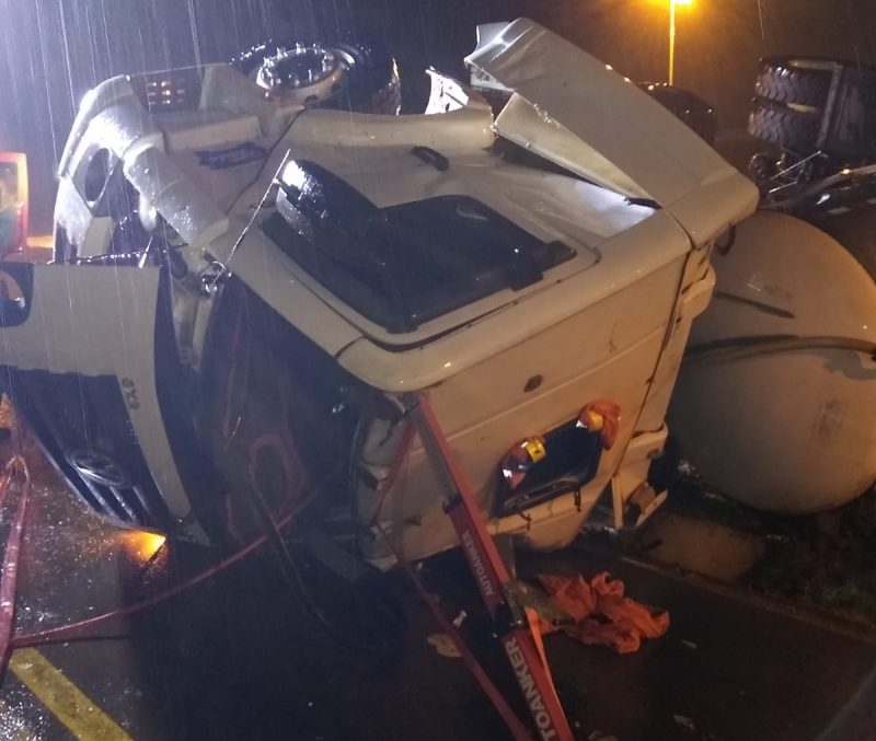 Os socorristas informaram que a v&iacute;tima ficou com as pernas presas &agrave;s ferragens – Foto: Bombeiros/Divulga&ccedil;&atilde;o/ND