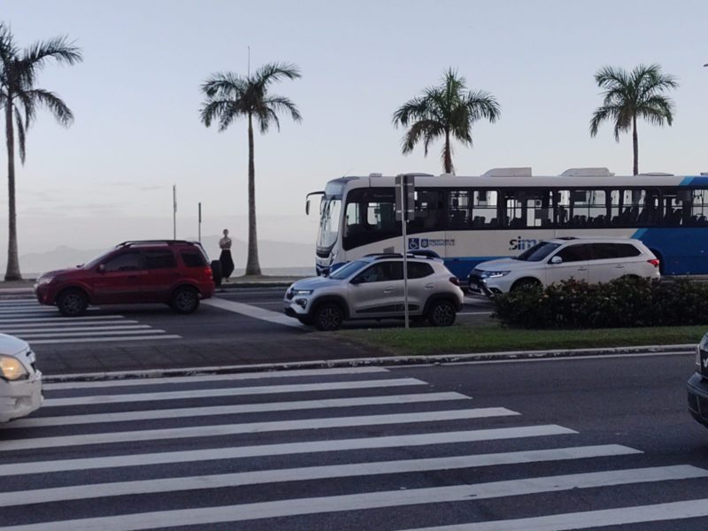 Acidente envolvendo um &ocirc;nibus de transporte coletivo deixou uma passageira ferida – Foto: Paulo Mueller/ND