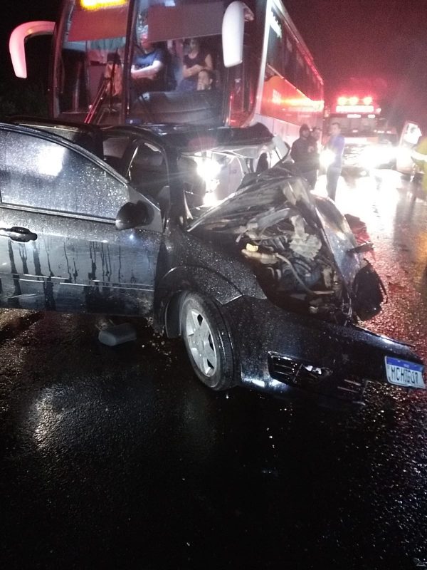 A crian&ccedil;a que morreu estava no ve&iacute;culo de passeio – Foto: Bombeiros/Divulga&ccedil;&atilde;o/ND