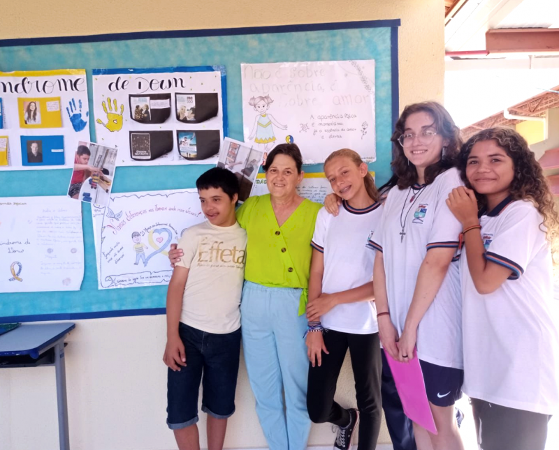 Alunos e professores participaram da exposição de cartazes sobre Síndrome de Down