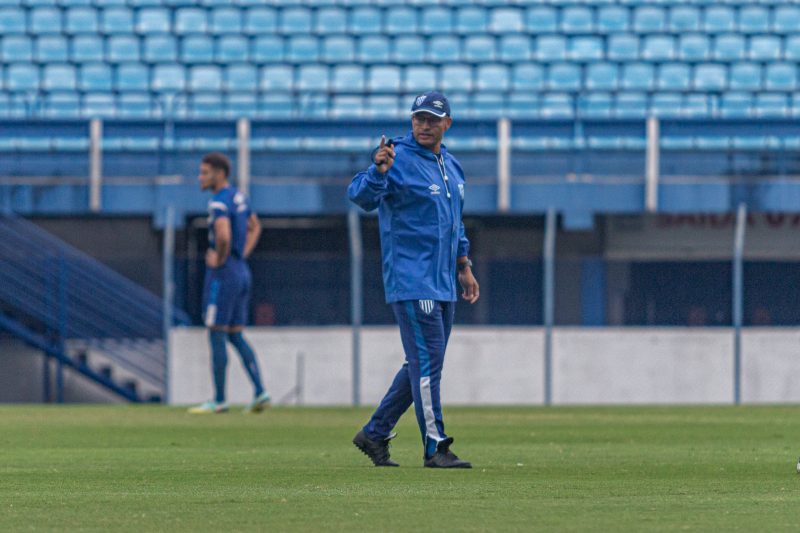 Alex terá a primeira chance de testar os novos reforços do Avaí