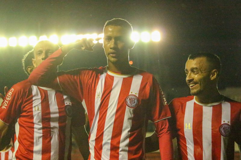 André (ao centro) se destacou pelo Hercílio Luz e acertou com o Grêmio