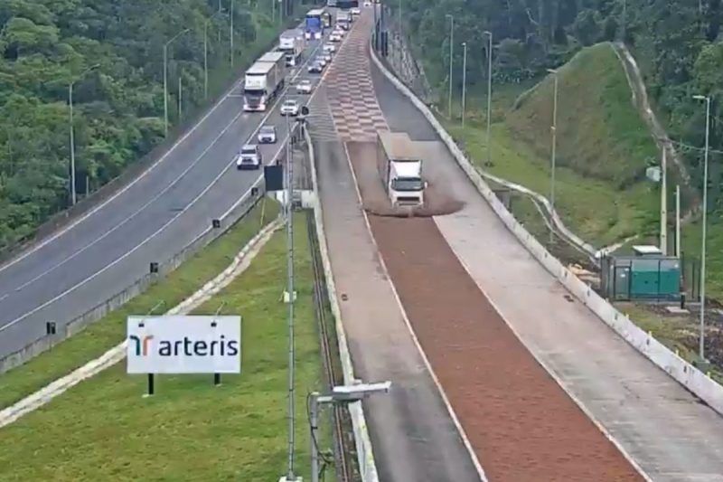 Carreta carregada de caf&eacute; entrou na &aacute;rea de escape da BR-376 – Foto: Arteris/Divulga&ccedil;&atilde;o