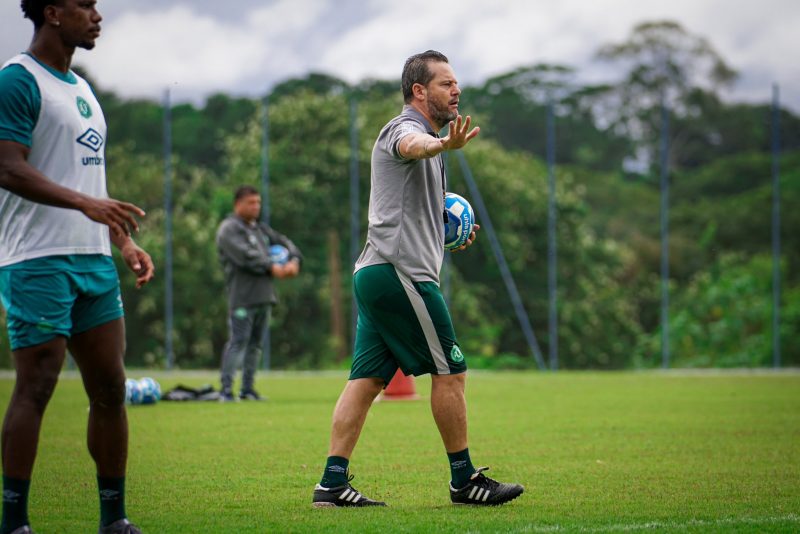 Argel Fuchs faz apenas o segundo jogo pela Chapecoense