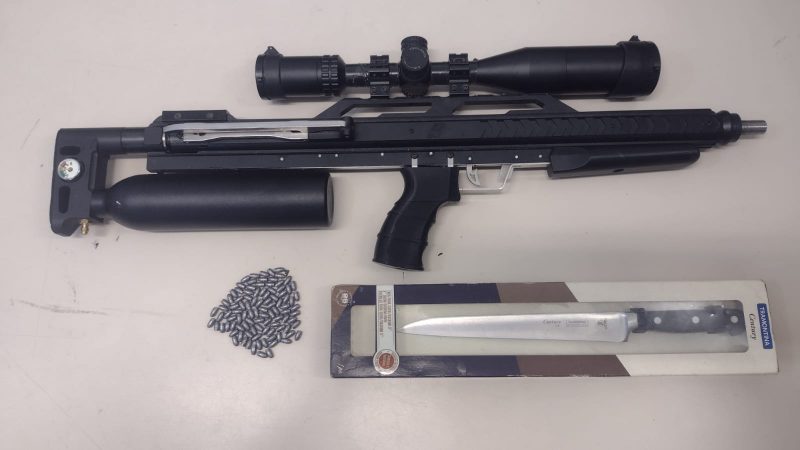 Arma foi apreendida com o homem – Foto: PMSC/Divulga&ccedil;&atilde;o/ND