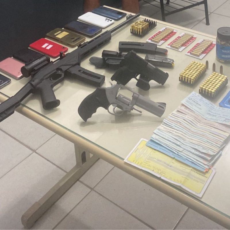 Foram apreendidos com ele um rev&oacute;lver 357, um rifle semiautom&aacute;tico calibre 22 e uma pistola 9mm – Foto: PM/Divulga&ccedil;&atilde;o