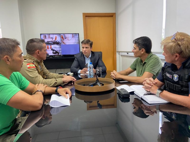 Reuni&atilde;o debateu medidas a serem tomadas pela cidade ap&oacute;s ataque em creche de Blumenau – Foto: Ivan Rupp/PMBC/Reprodu&ccedil;&atilde;o/ND