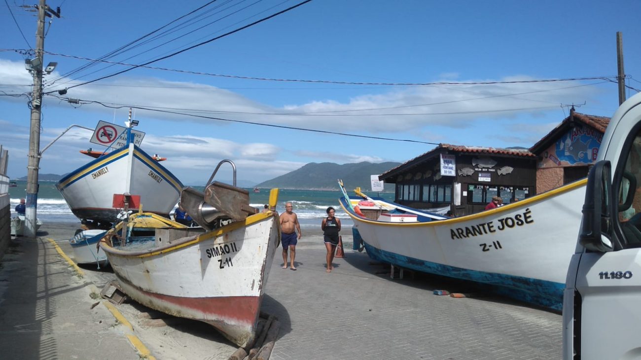 Pescadores retiram embarcações da areia por conta do risco de ressaca - Andréa da Luz/ND
