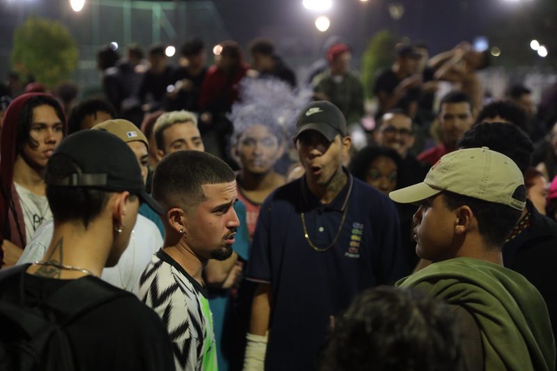 MCs se enfrentam na Rimas do Ghetto, zona Sul de Joinville – Foto: Carlos Jr/ND