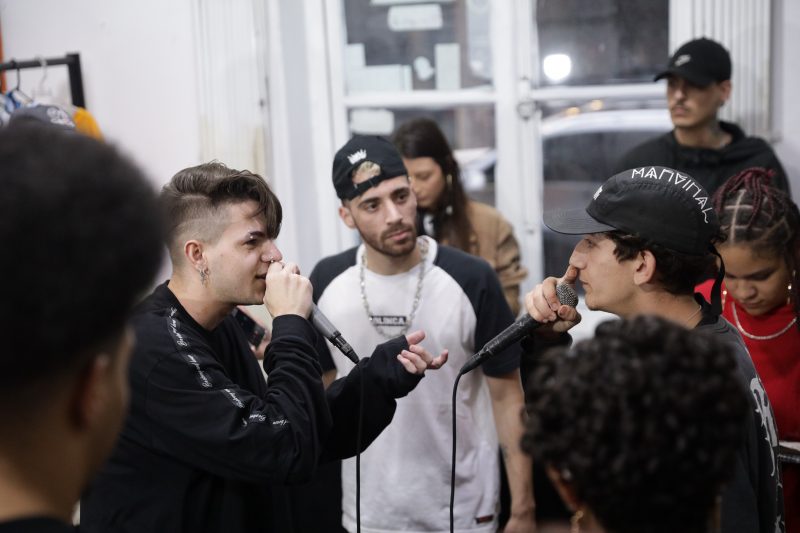 Amazona (de vermelho) &eacute; a &uacute;nica apresentadora de batalhas em Joinville – Foto: Carlos Jr/ND