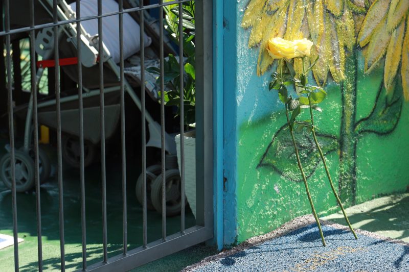 Flores deixadas em frente ao portão do berçário 