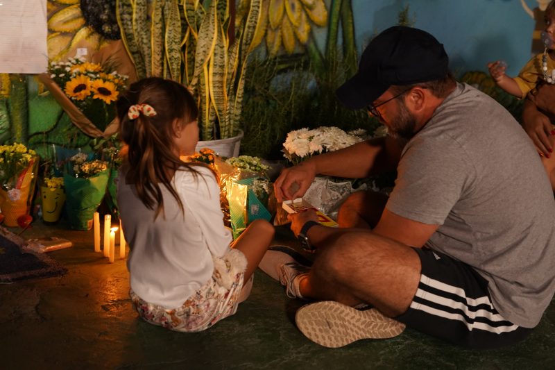 Fam&iacute;lias depositaram flores em homenagem as crian&ccedil;as mortas e feridas – Foto: Vinicius Bretzke/Especial para o ND