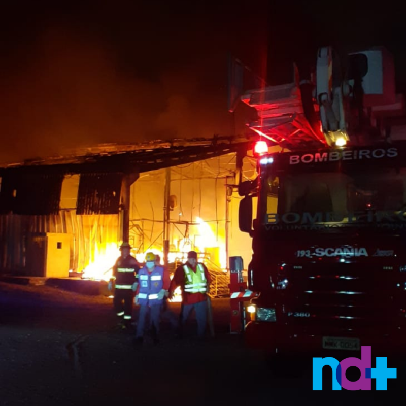 Inc&ecirc;ndio tomou conta da empresa na noite deste domingo – Foto: Gladionor Ramos/NDTV