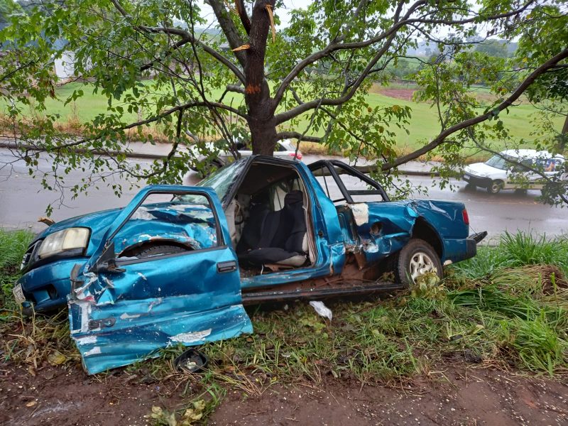 O motorista da camionete ficou ferido e foi encaminhado ao hospital. &mdash; Foto: Corpo de Bombeiros/Reprodu&ccedil;&atilde;o/ND