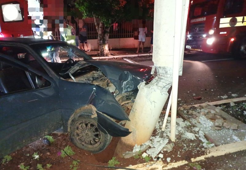 Um carro bateu em um poste de energia el&eacute;trica e uma jovem ficou ferida em Itapiranga. – Foto: Corpo de Bombeiros/Reprodu&ccedil;&atilde;o/ND