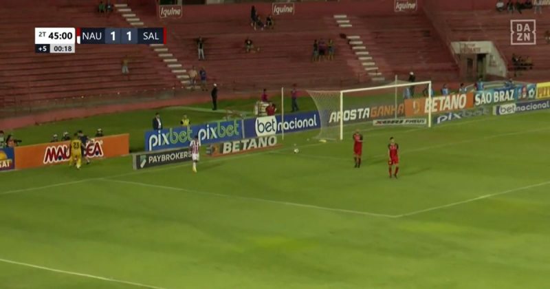 Gandula dá caneta em goleiro e quebra a web