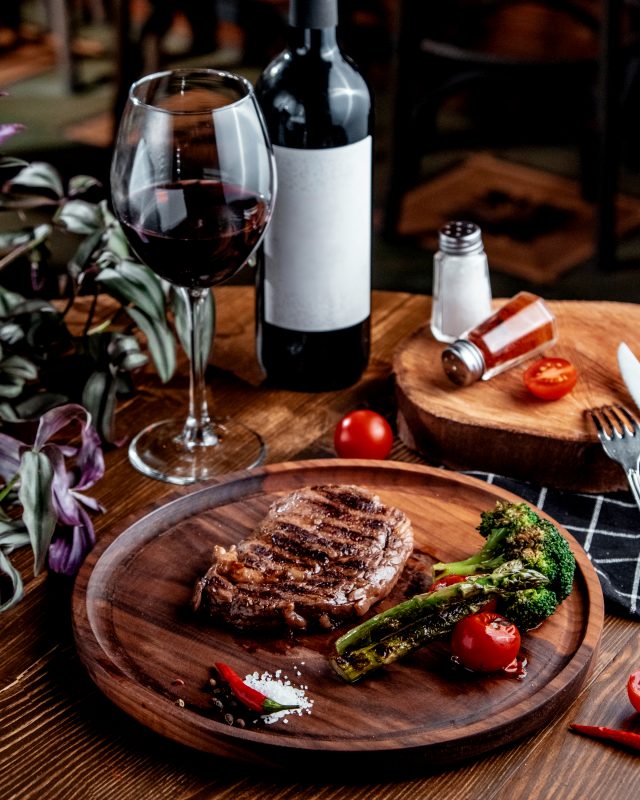 Receita para preparar um &oacute;timo fil&eacute; mignon ao molho de vinho no almo&ccedil;o de P&aacute;scoa.&nbsp; – Foto: Freepik/Reprodu&ccedil;&atilde;o/ND
