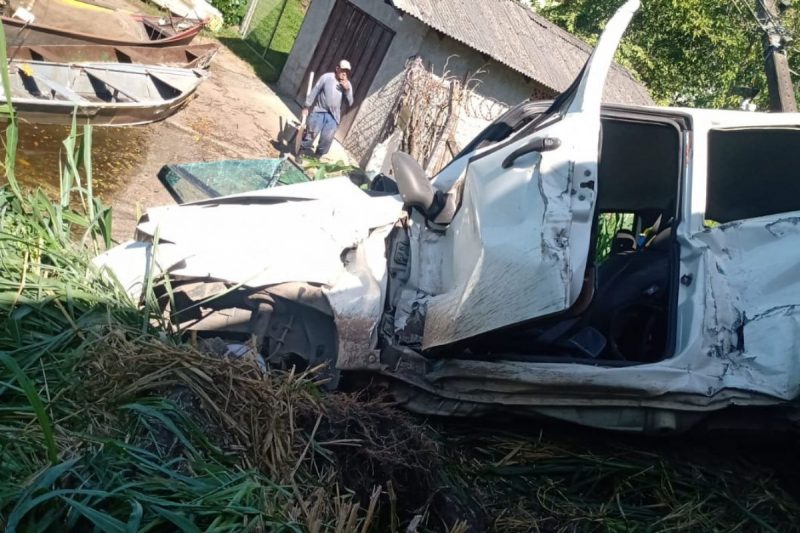 Lateral do ve&iacute;culo ficou destru&iacute;da com o impacto da locomotiva – Foto: Internet/Reprodu&ccedil;&atilde;o/ND