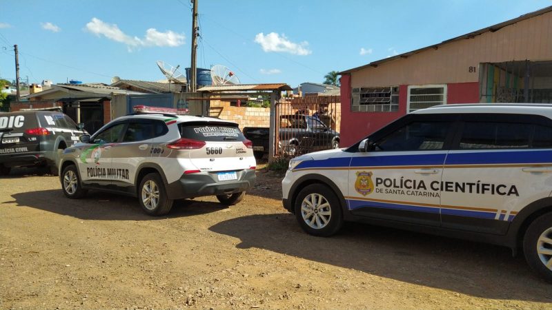 Mulher aparece morta em quintal de casa em Chapecó  — Foto: Lidiane Pagliosa/ND