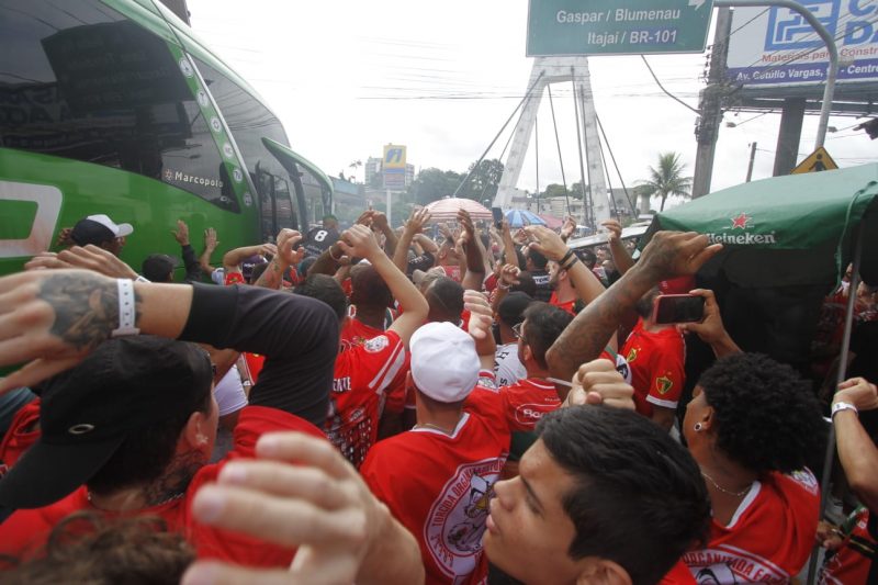 Torcedores do Brusque durante a chegada do &ocirc;nibus com a delega&ccedil;&atilde;o – Foto: Leo Munhoz/ND