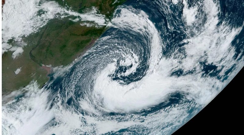 Entre a noite de quarta e a madrugada desta quinta-feira, um ciclone extratropical começa a se formar próximo da costa de Santa Catarina. Essa condição intensifica as chuvas e os ventos em SC