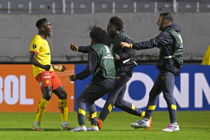 Jogadores do Aucas comemoram a vitória sobre o Flamengo