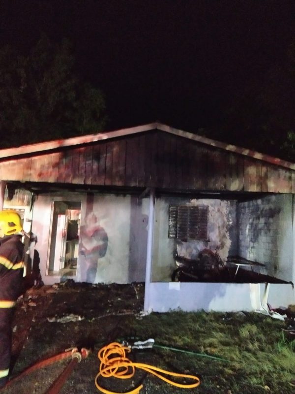 Inc&ecirc;ndio foi controlado por populares. Foto: Corpo de Bombeiros Divulga&ccedil;&atilde;o ND