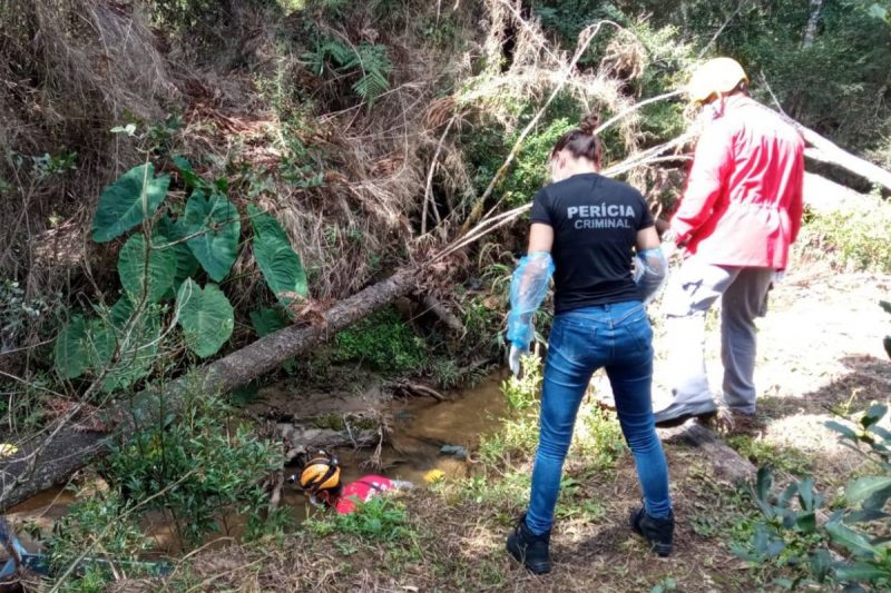 Corpo foi encontrado em c&oacute;rrego em Itai&oacute;polis – Foto: BVI/Divulga&ccedil;&atilde;o