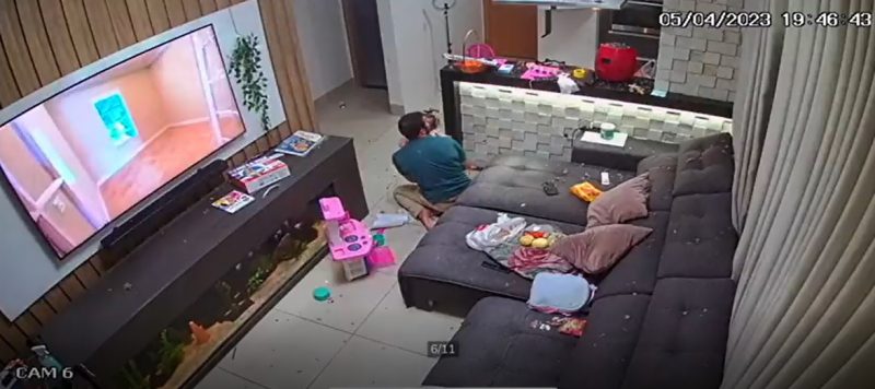 Pai se joga sobre a filha para proteg&ecirc;-la da explos&atilde;o de uma panela de press&atilde;o – Foto: C&acirc;mera de seguran&ccedil;a / Reprodu&ccedil;&atilde;o ND