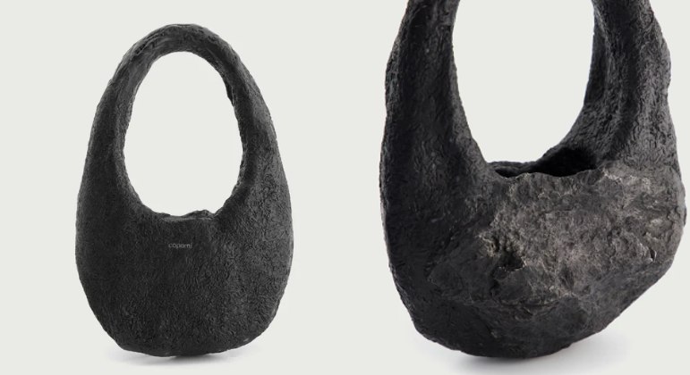 O tamanho da bolsa &eacute; comum, e n&atilde;o foge muito de modelos cl&aacute;ssicos. – Foto: Coperni/Reprodu&ccedil;&atilde;o/ND