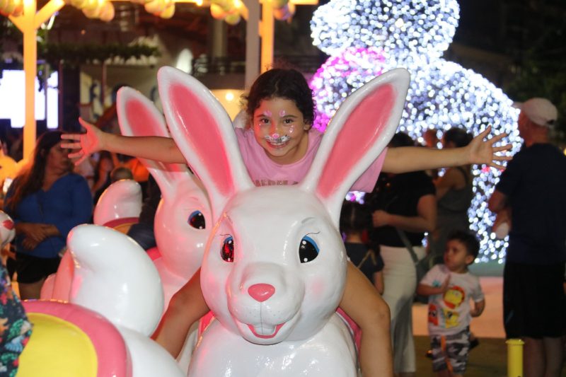 Decora&ccedil;&atilde;o de P&aacute;scoa na pra&ccedil;a Almirante Tamandar&eacute; &eacute; atrativo a turistas – Foto: Secom BC/Reprodu&ccedil;&atilde;o