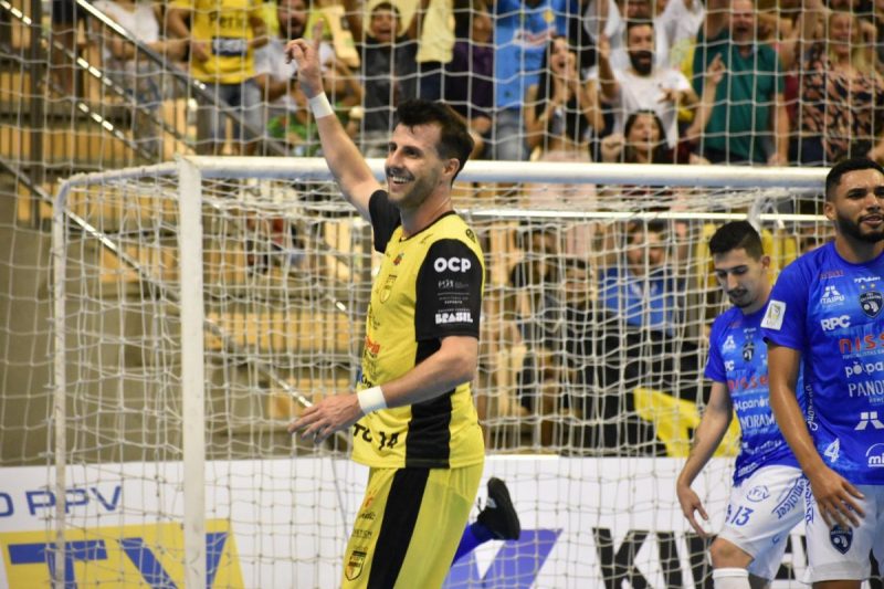 O experiente piv&ocirc; Eka marcou tr&ecirc;s na goleada do Jaragu&aacute; sobre o Foz Cataratas – Foto: Paulinho Sauer/Jaragu&aacute; Futsal/Divulga&ccedil;&atilde;o/ND