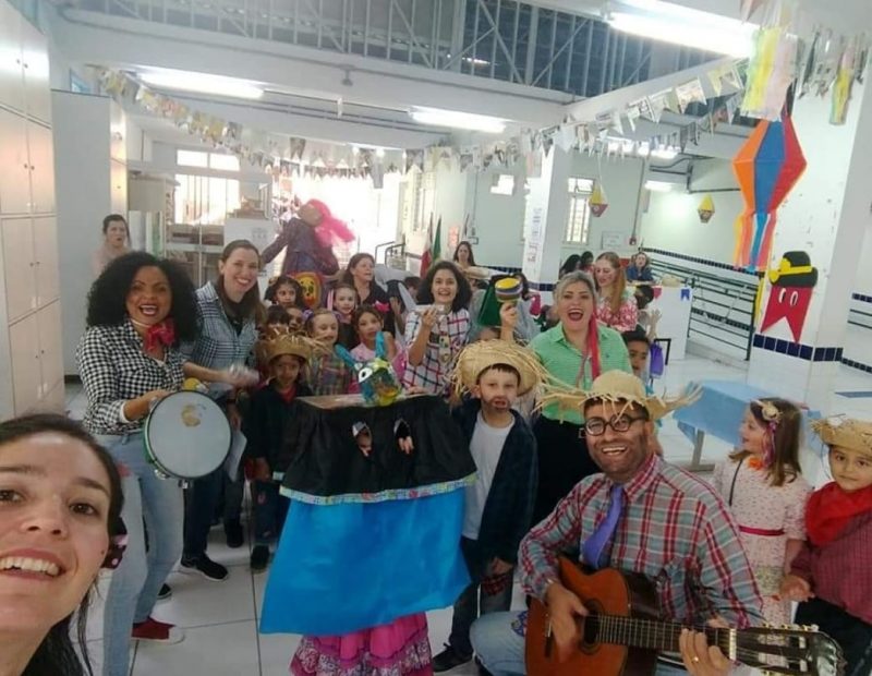 Mais um retrato que simboliza o Dia da Educação, com alunos e professores reunidos