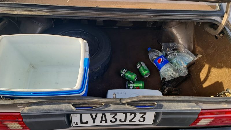 No porta-malas do ve&iacute;culo, foram encontradas latas de cerveja – Foto: Divulga&ccedil;&atilde;o/ND