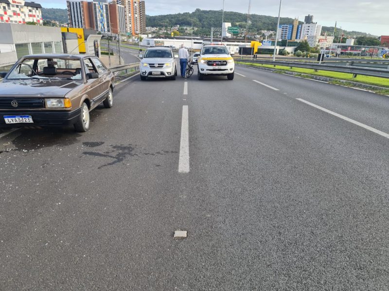 Motorista embriagado atropela dois ciclistas na Via R&aacute;pida, em Crici&uacute;ma – Foto: Divulga&ccedil;&atilde;o/ND
