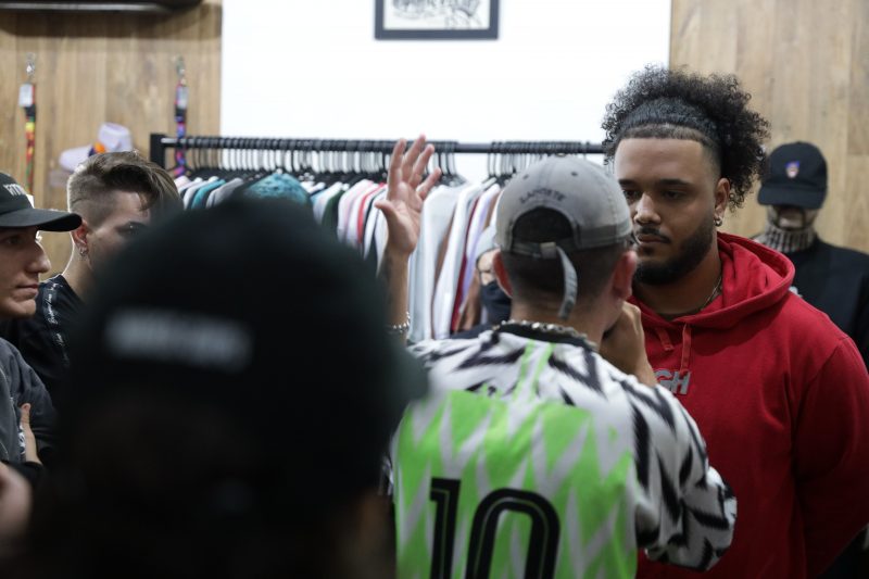 DMartins (de vermelho) foi campe&atilde;o da seletiva de Joinville para o Duelo de MCs Nacional – Foto: Carlos Jr/ND